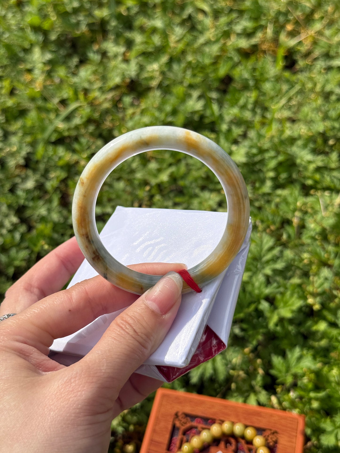 "Yellow-green jade bangle with soft floral patterns. A fresh and elegant piece, perfect for everyday wear or gifting." SIZE 51 52 53