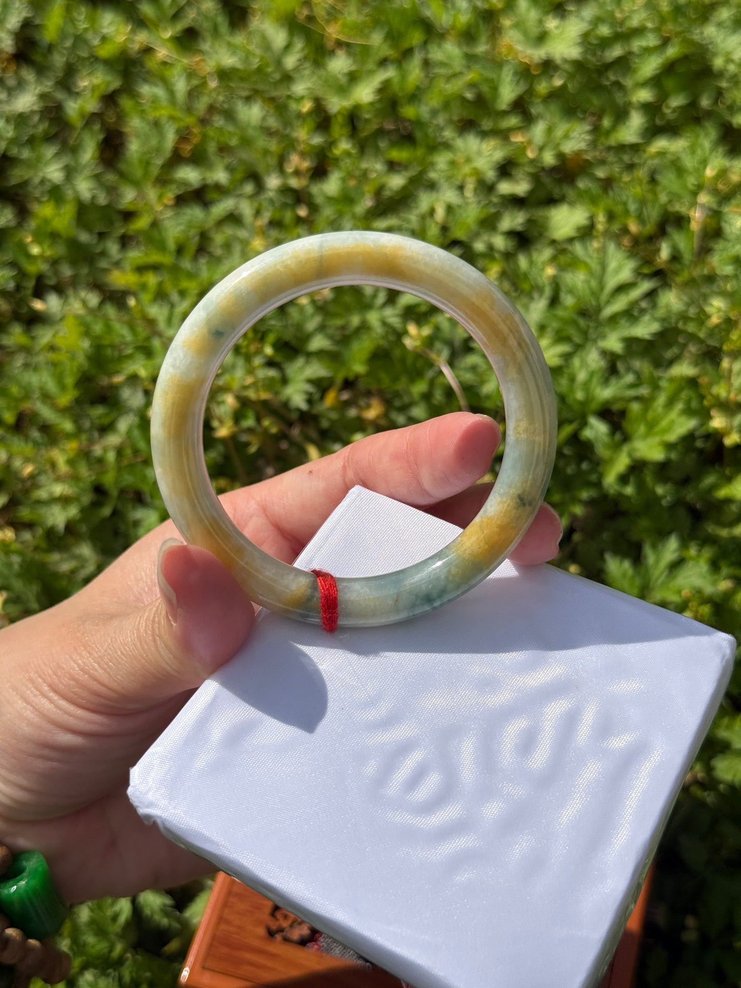 "Yellow-green jade bangle with soft floral patterns. A fresh and elegant piece, perfect for everyday wear or gifting." SIZE 51 52 53