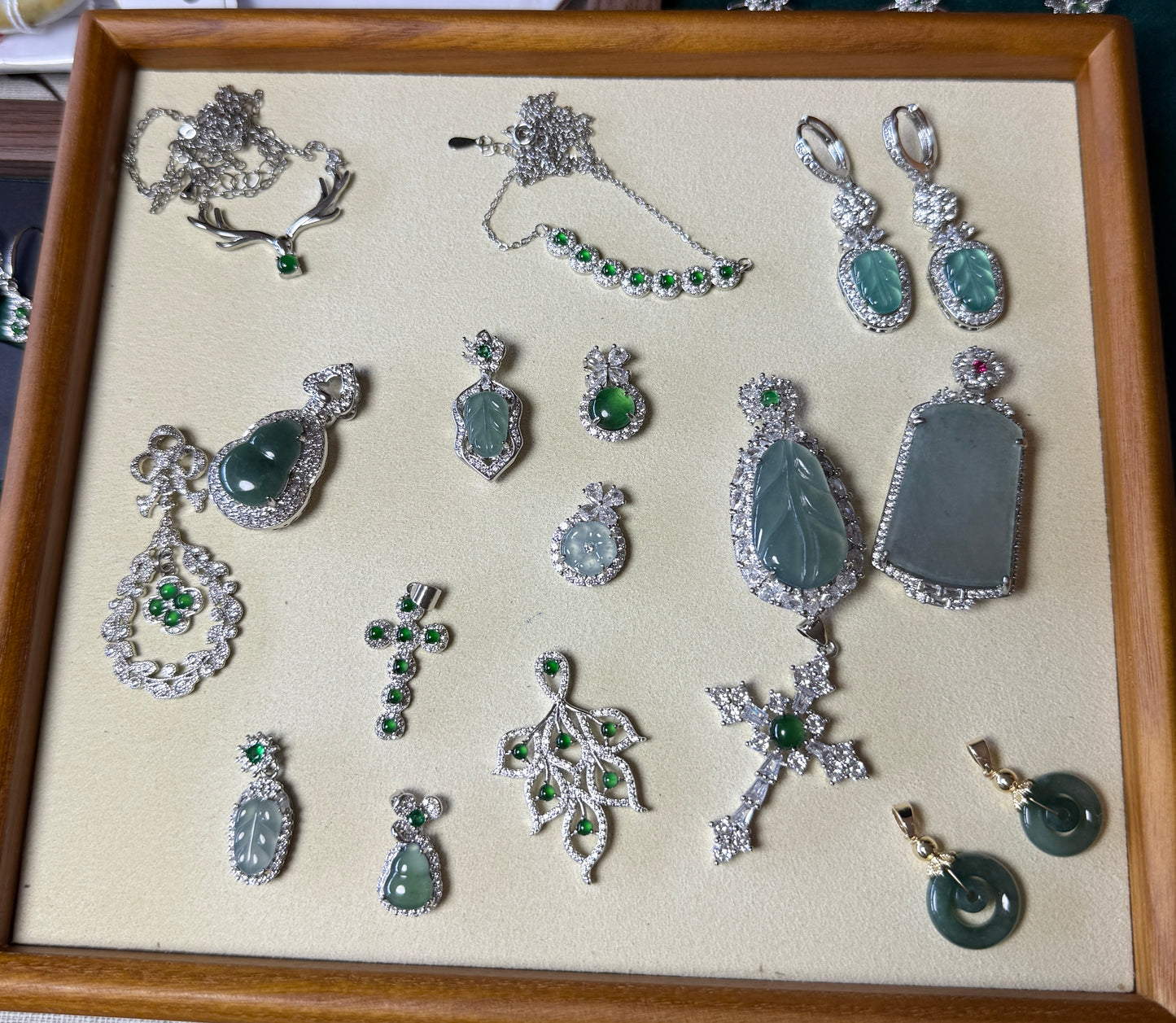 "Jade Necklace – Natural Elegance and Timeless Charm"